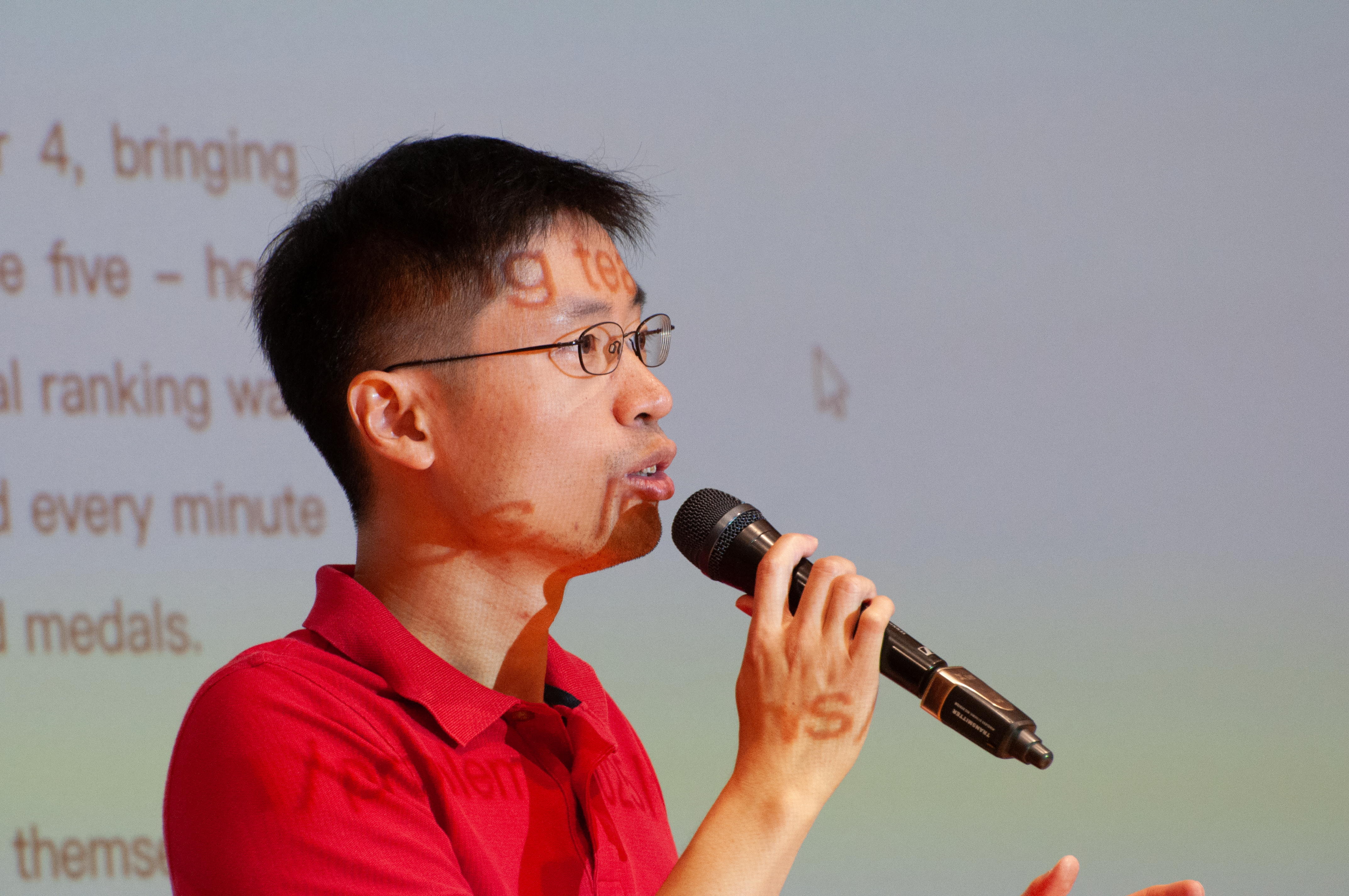 Professor Po-Shen Loh opening his talk